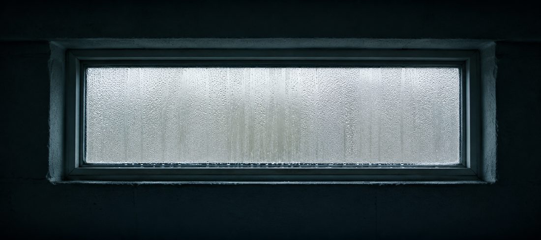 Kellerfenster von innen, die Scheibe beschlagen